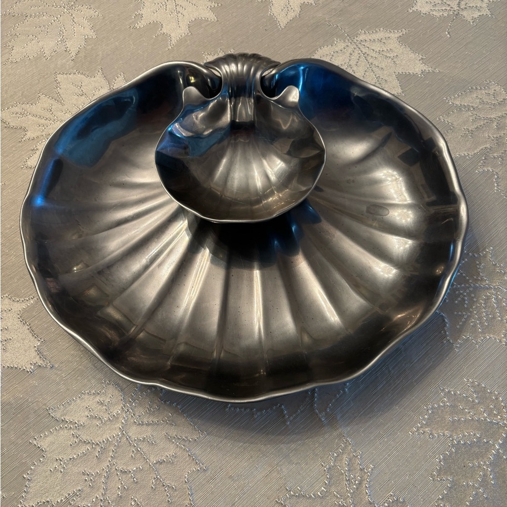 Vintage Wilton Armetale hospitality vegetable and dip dish.